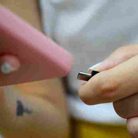 Celulares: Orientações da Energisa para evitar choques elétricos