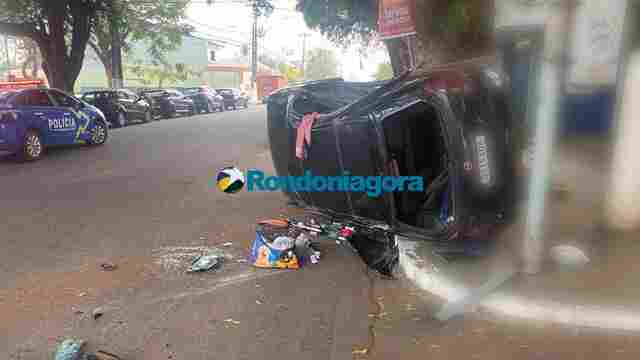 Colisão entre caminhonete e carro em cruzamento no centro resulta em capotamento