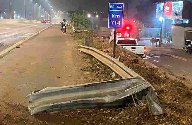 Motorista perde controle de caminhonete e causa grave acidente