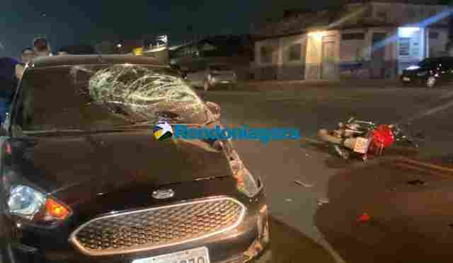 Militar e garupa ficam gravemente feridos após colisão no centro da capital