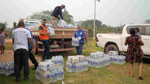 Governo distribui água potável para moradores de comunidades no entorno do Rio Madeira, em Porto Velho