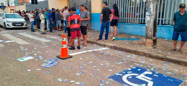 Grande derrame de santinhos nos locais de votação em Porto Velho