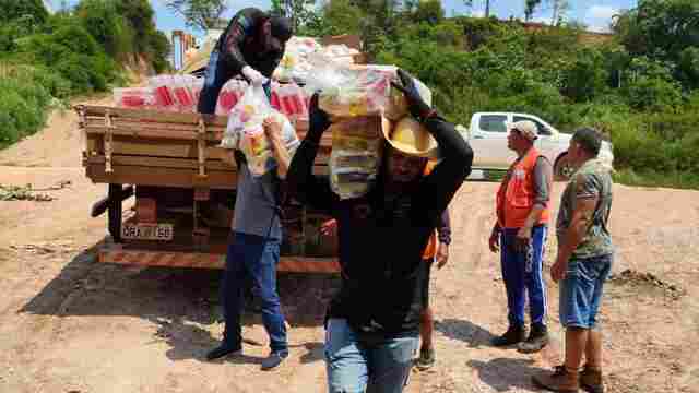 Dez comunidades do baixo Madeira recebem água e cestas básicas; cronograma segue até novembro