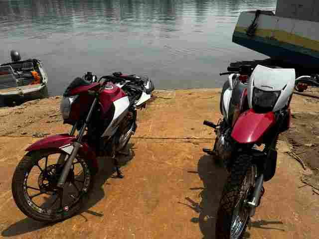 Trabalho conjunto entre as Polícias brasileira e boliviana apreede motos roubadas.