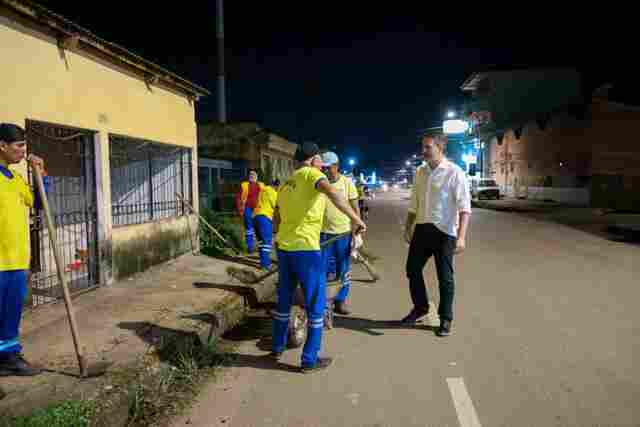 Prefeito Léo Moraes acompanha mutirão de limpeza na avenida Jatuarana