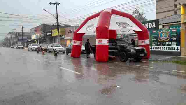 Nem a forte chuva atrapalha o “mega-adesivaço” da Banda