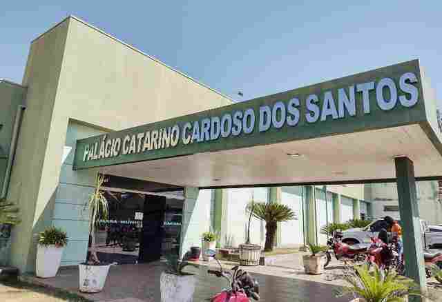 Câmara de Cacoal aprova remanejamento de R$ 2,2 milhões para compra de uniformes escolares