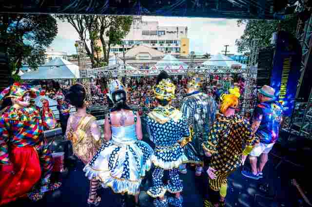 Confira a programação dos blocos carnavalescos e alteração no itinerário dos ônibus no final de semana