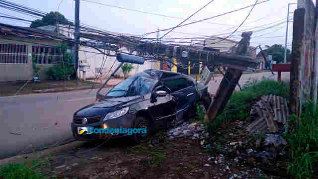 Motorista derruba poste, some do local e provoca caos no Agenor de Carvalho