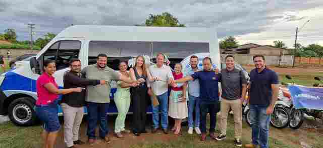 Lebrinha entrega veículos e anuncia escavadeira para fortalecer Costa Marques