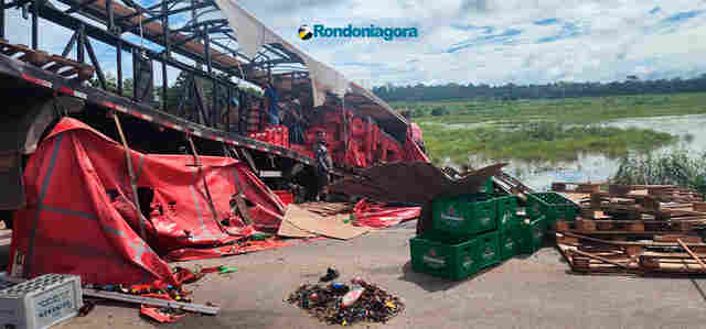 Carreta tombada: BR-364 segue com “Pare e Siga” na altura da entrada de Triunfo, na BR-364