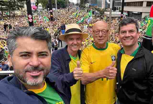 Senadores Jaime Bagattoli e Marco Rogério participam de manifestação pela anistia dos envolvidos no 8 de Janeiro