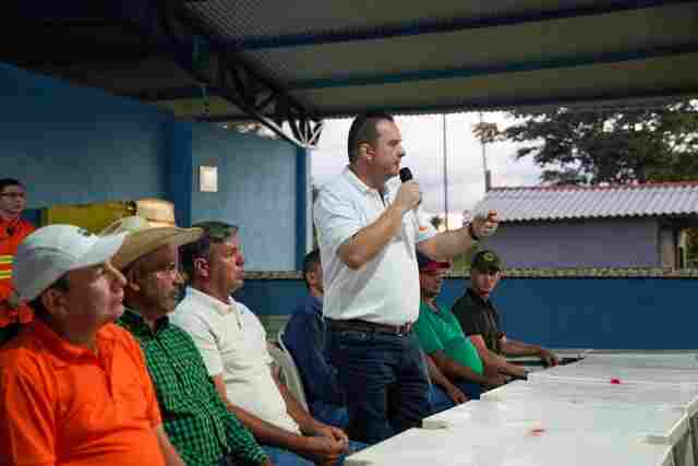 Luís do Hospital entrega retroescavadeira a produtores de leite de Tarilândia