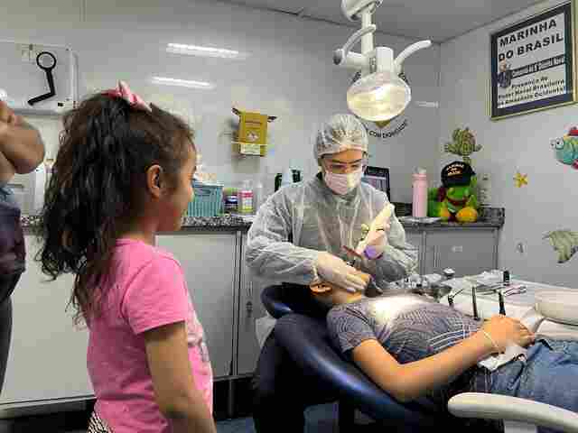 Marinha chega a comunidades ribeirinhas do rio Madeira para levar serviços de saúde