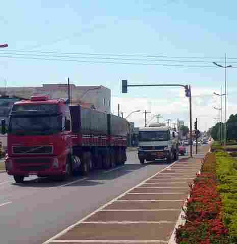 DNIT publica restrição de caminhões pesados em horário de pico no trecho urbano da BR-319