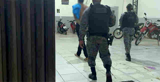 Monitorado por tornozeleira, homem é preso por agredir companheira no Orgulho do Madeira