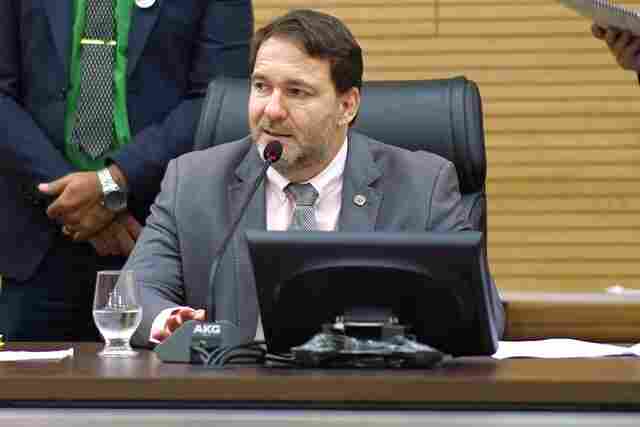 Presidente da Assembleia apresenta projeto que garantirá prioridade na matrícula dos filhos às mulheres vítimas de violência doméstica