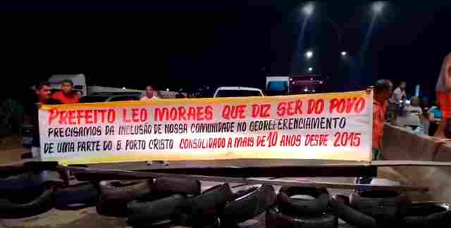 Vídeo: Moradores fecham BR-364 em protesto contra promessas não cumpridas por Léo Moraes