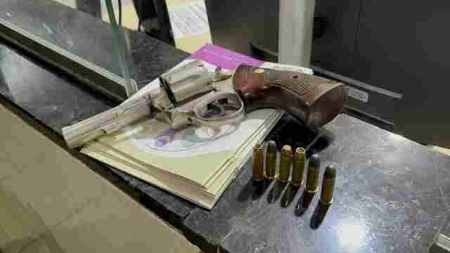 Homem flagrado com revólver diz que era ameaçado por membro de facção na zona leste