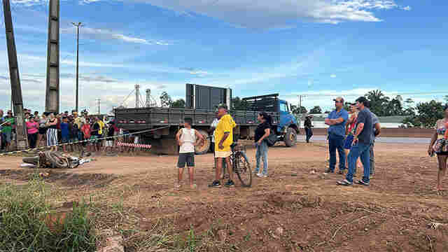 Motociclista tem a cabeça esmagada por caminhão e causador do acidente é preso sem habilitação adequada