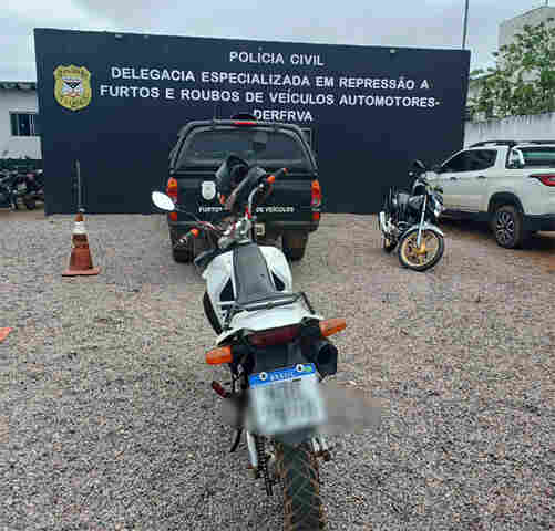 Dupla é presa pela Furtos e Roubos de Veículos com moto roubada em Porto Velho
