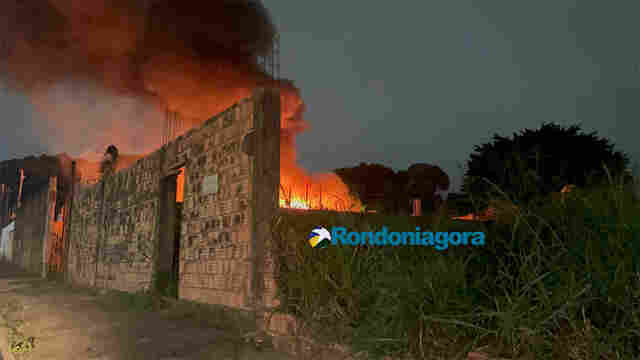 Van é destruída por incêndio em terreno baldio na zona sul