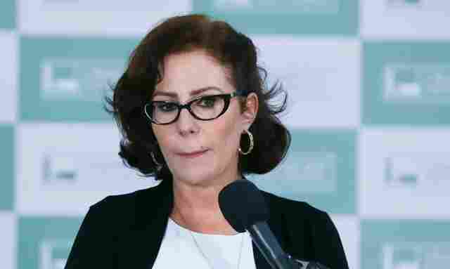 Condenada a 10 anos de prisão, deputada federal Carla Zambelli deixa o Brasil