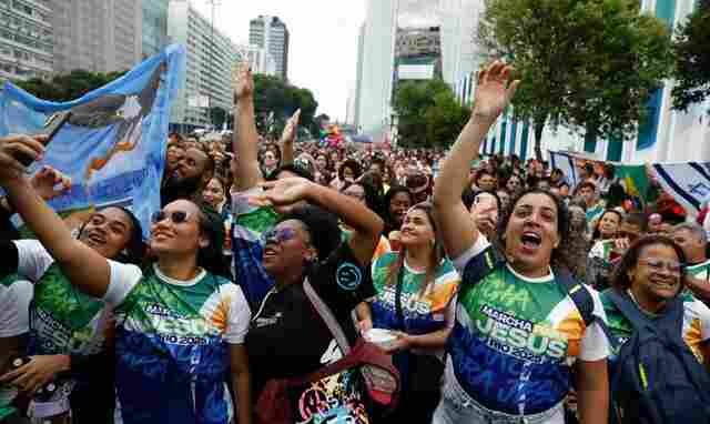 Evangélicos crescem e representam mais de um quarto da população