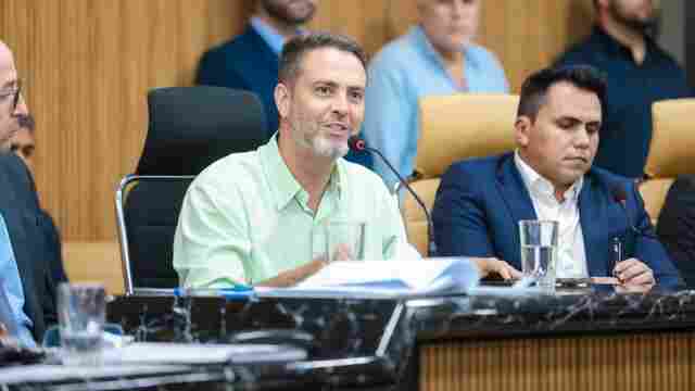 Léo Moraes cria novos cargos comissionados, aumenta salário dos atuais e causa impacto de R$ 150 milhões por ano