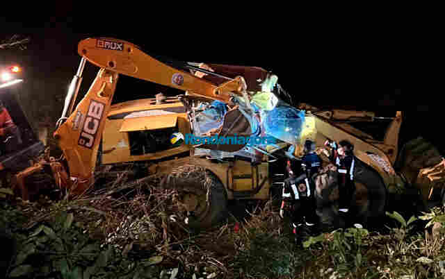 Trabalhador morre prensado após capotamento de escavadeira na BR-364, em Porto Velho