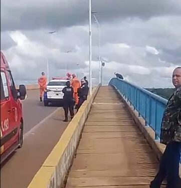 Vídeo: PRF interdita ponte na BR-319 após homem ameaçar se jogar no rio Madeira