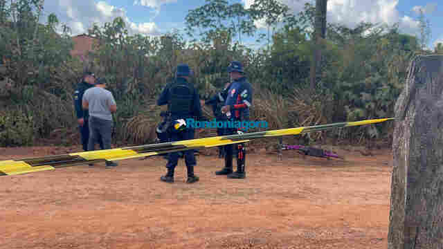 Ocupantes de carro preto executam jovem no meio da rua em Porto Velho