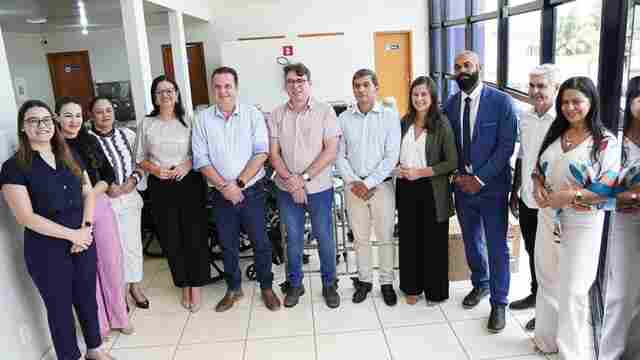 Dr. Luís do Hospital entrega 200 cadeiras de rodas e banho para a saúde de Jaru