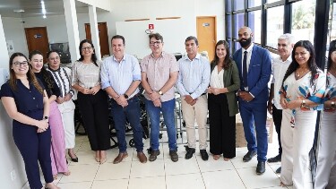 Dr. Luís do Hospital entrega 200 cadeiras de rodas e banho para a saúde de Jaru