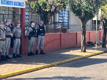 Adolescente invade escola, mata criança e fere várias pessoas no Rio Grande do Sul
