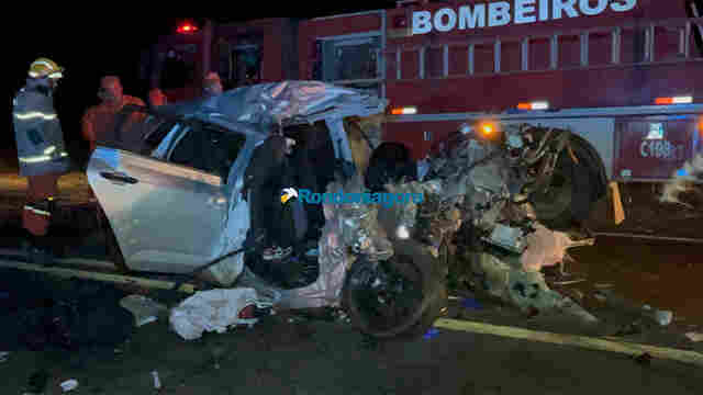 Três homens morrem em colisão frontal entre carro e carreta na BR-364, em Candeias do Jamari