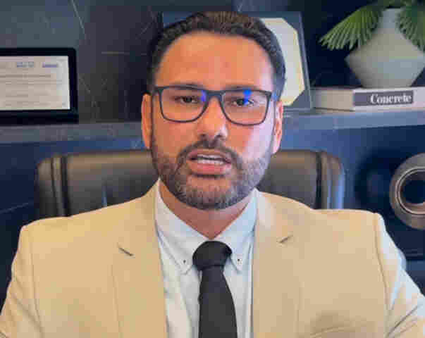 Léo Moraes engana professores, lamenta Combate, ao denunciar volta do ponto eletrônico