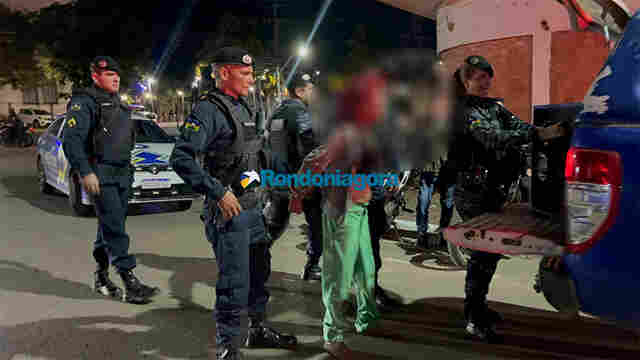 Mulher é presa após invadir carro, furtar tecidos e agredir comerciante no centro de Porto Velho