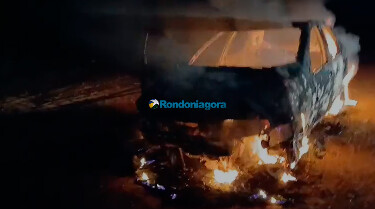 Vídeo: carro é destruído por incêndio na madrugada deste domingo no Espaço Alternativo