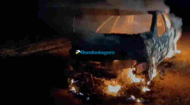 Vídeo: carro é destruído por incêndio na madrugada deste domingo no Espaço Alternativo