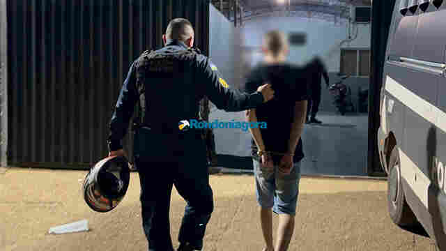 Motociclista sem habilitação atropela pedestre e é preso após fuga em alta velocidade
