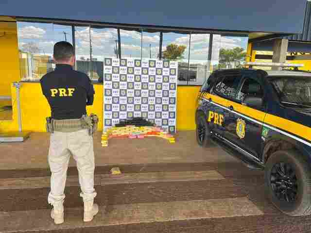 PRF apreende mais de 74 kg de drogas em caminhão boiadeiro e prende motorista