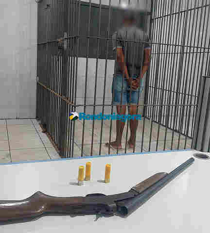 Homem é preso com espingarda em vila de apartamentos na zona sul de Porto Velho