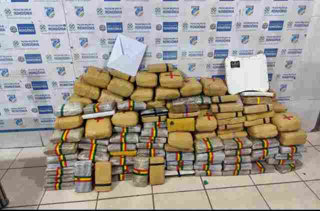 Polícia prende trio com quase 300 kg de drogas na BR-364 em Porto Velho