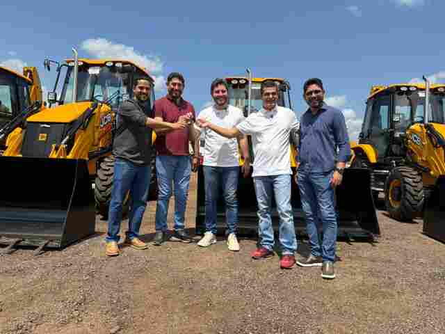 Adalto de Bandeirantes participa da entrega de retroescavadeiras para distritos de Porto Velho