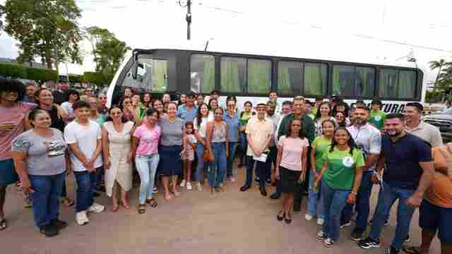 Senador Jaime Bagattoli entrega ônibus universitário para atender moradores de Monte Negro