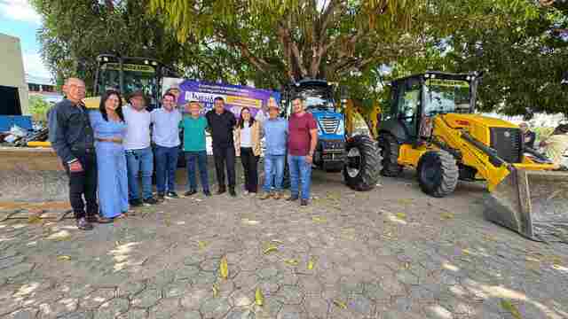 Senador Jaime Bagattoli entrega três maquinários para ajudar produtores e a Prefeitura de Ministro Andreazza