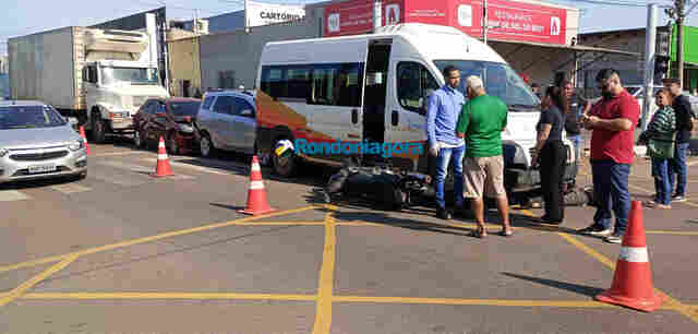 Caminhão sem freios causa acidente com outros quatro veículos e motociclista fica ferido