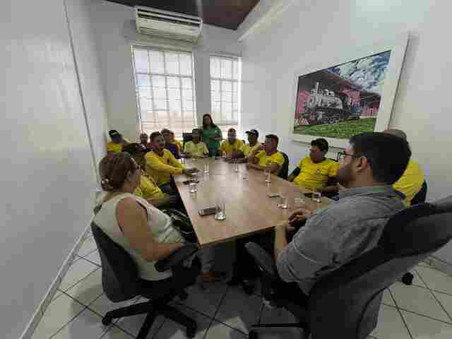 Vereadora Ellis Regina debate gratificação dos garis com Secretaria Geral de Governo