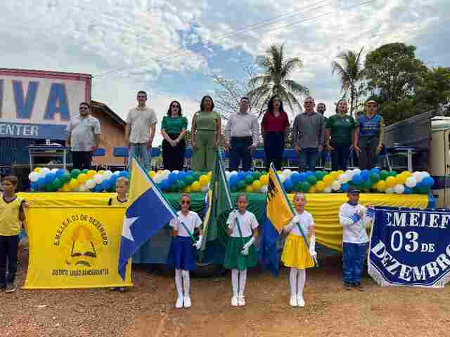 Vereador Adalto participa de desfile cívico no Distrito de União Bandeirantes e reforça compromisso com a independência local